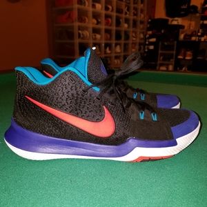 Kyrie 3 Kyrache Light

Size 11.5